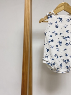 Imagem do Pronta entrega - Macacão regata curto com botão em madeira estampado floral azul vintage