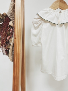 Pronta entrega - Blusa manga bufante off gola com detalhe em picueta verde botão em pérola