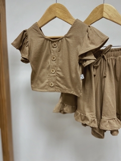 Pronta entrega - Conjunto cropped + shorts babado liso basics avelã na internet