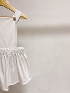 Pronta entrega - Salopete frente botões em madeira off - comprar online