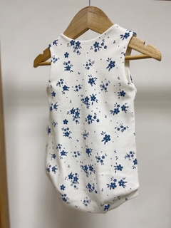 Pronta entrega - Macacão regata curto com botão em madeira estampado floral azul vintage - loja online