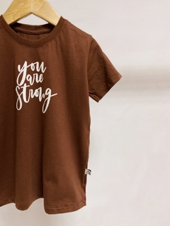 Pronta entrega - Camiseta manga curta marrom you are strong na internet