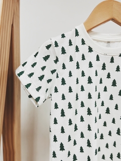 Imagem do pronta entrega - Camiseta Kids Manga curta estampa off pinheirinhos verde