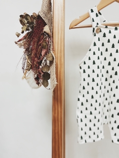 Pronta entrega - Jardineira baby botões em madeira natural estampado off pinheirinhos verde na internet