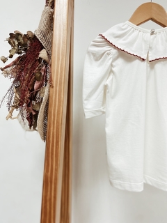 Imagem do Pronta Entrega - Blusa manga bufante off gola com detalhe em picueta vermelho botão em pérola