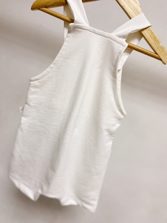 Pronta entrega - Jardineira kids curta com bolso moletinho off com botões em madeira