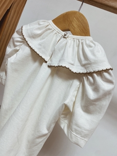 Pronta entrega - Blusa manga bufante off gola com detalhe em picueta avelã botão em pérola -