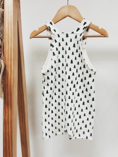 Pronta entrega - Jardineira baby botões em madeira natural estampado off pinheirinhos verde - loja online