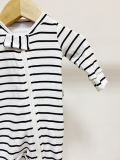 Pronta entrega - Macacão zíper com pezinho listras na internet