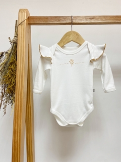 Pronta entrega - Body manga longa com babado detalhe picueta mostarda estampa LET ALL YOU DO BE DONE IN LOVE