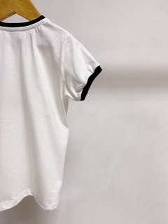 Pronta entrega - Camiseta manga curta off you are loved detalhe friso preto - loja online