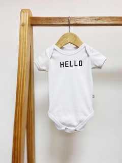 PRONTA ENTREGA - Body manga curta HELLO na internet