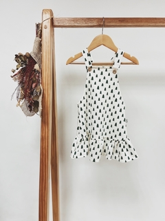 Pronta entrega - Salopete com babado kids Estampado off pinheirinhos verde na internet