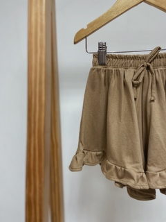 Pronta Entrega - Shorts babado liso basics avelã na internet