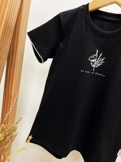 Pronta Entrega - Camiseta kids manga curta preta com detalhe picueta off estampa NO RAIN, NO FLOWERS - You Boy Kids