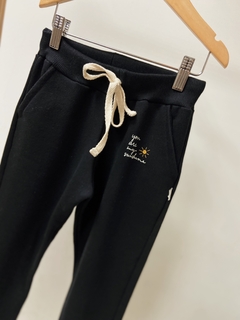 Pronta entrega - Calça jogger oversized peluciado preto you are my sunshine