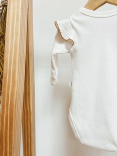 Pronta entrega - Body manga longa com babado detalhe picueta mostarda estampa LET ALL YOU DO BE DONE IN LOVE - You Boy Kids