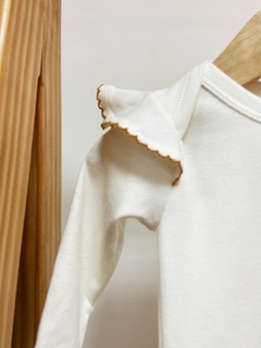 Imagem do Pronta entrega - Body manga longa com babado detalhe picueta mostarda