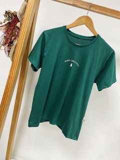 PRONTA ENTREGA - Camiseta adulta manga curta verde estampa mery christmas off