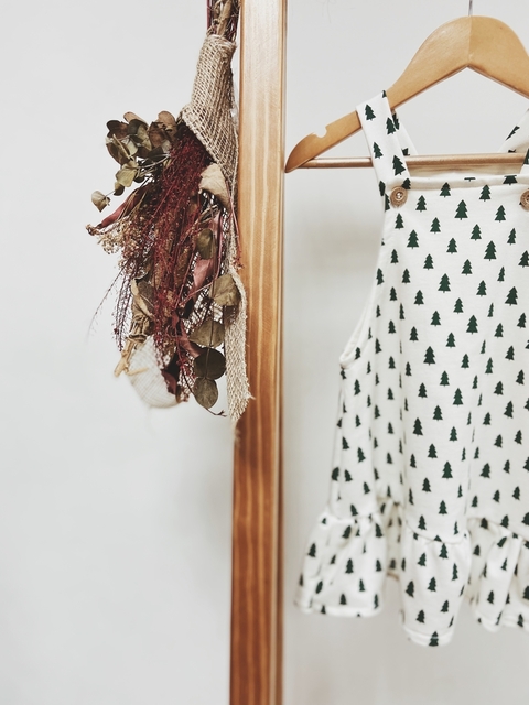 Pronta entrega - Salopete com babado kids Estampado off pinheirinhos verde