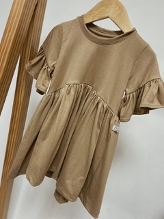 Pronta entrega - Vestido Mullet manga curta com babado liso basics avelã na internet