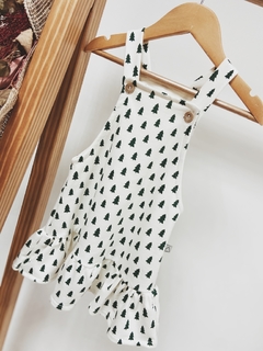 Pronta entrega - Salopete com babado kids Estampado off pinheirinhos verde - comprar online