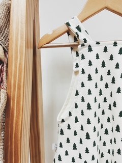 Pronta entrega - Salopete com babado kids Estampado off pinheirinhos verde - loja online