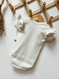 Pronta entrega - Body manga curta com babado off LOVE YOU MORE. - loja online