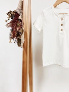 Pronta entrega - Camiseta manga curta botões madeira natural off - comprar online