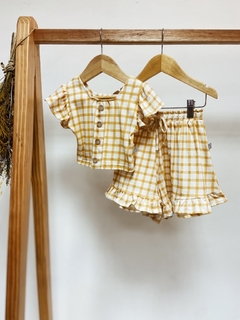 Pronta entrega - Conjunto cropped babado + shorts babado xadrez mostarda - comprar online