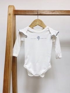 Pronta entrega - Body manga longa com babado detalhe picueta azul vintage estampa LET ALL YOU DO BE DONE IN LOVE - You Boy Kids