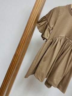 Pronta entrega - Vestido Mullet manga curta com babado liso basics avelã - comprar online