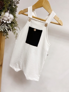 Pronta entrega - Jardineira kids curta moletinho off com bolso preto botões em madeira - comprar online