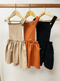 Pronta entrega - Salopete kids botões em madeira natural moletinho - comprar online