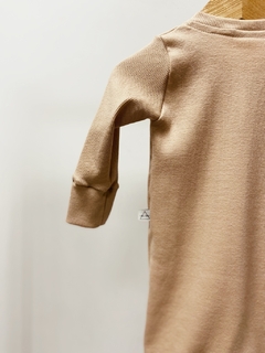 Imagem do Pronta entrega - Macacão ziper com punho canelado doce de leite