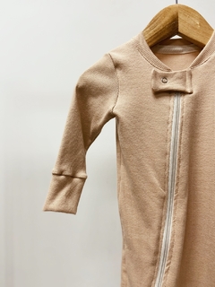 Pronta entrega - Macacão ziper com punho canelado doce de leite - comprar online