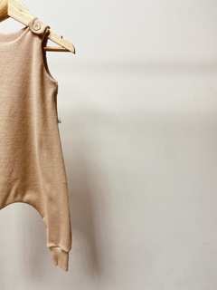 Pronta entrega - macacão regata longo canelado doce de leite - comprar online