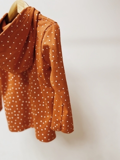 Pronta entrega - Camiseta kids manga longa com capuz mini bolinhas