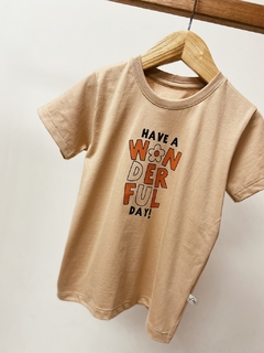 Pronta entrega - Camiseta manga curta doce de leite estampa have a wonderful day