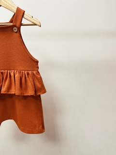 Pronta entrega - Jardineira curta babado kids block telha na internet