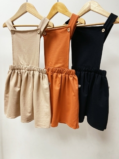 Pronta entrega - Salopete kids botões em madeira natural moletinho na internet