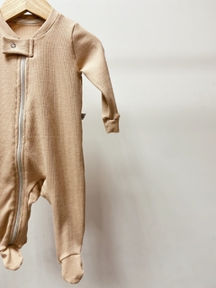 Pronta entrega - Macacão baby zíper canelado com pezinho doce de leite na internet