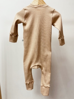 Pronta entrega - Macacão baby zíper canelado com pezinho doce de leite - You Boy Kids