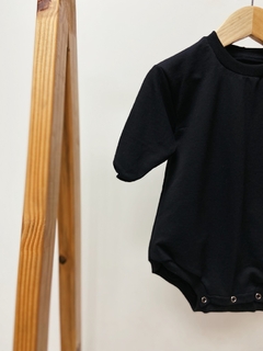 Pronta entrega - Romper oversized baby moletinho preto - comprar online