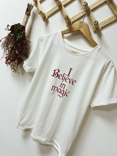 Pronta entrega - Camiseta adulta manga curta vermelha estampa o believe in magic