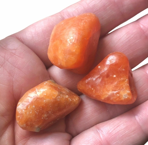 Calcita Laranja rolada - aproximadamente 3 a 3,5cm comprimento- valor por unidade - Cristaluz Astral