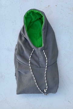 Gris con verde