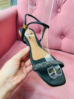 Sandalia Rasteira Dulce Tira Strass Preto - comprar online