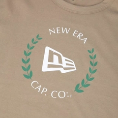 Camiseta New Era Regular World Marrom na internet