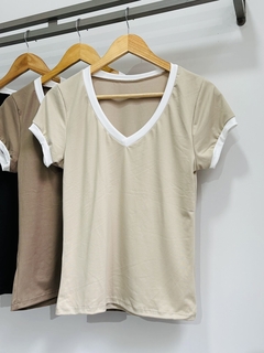 Remera de modal cuello V combinado mangas cortas (Talle Aprox. L/XL) - comprar online